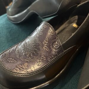 Dansko size 39  women’s black mandolin style number 7304020200